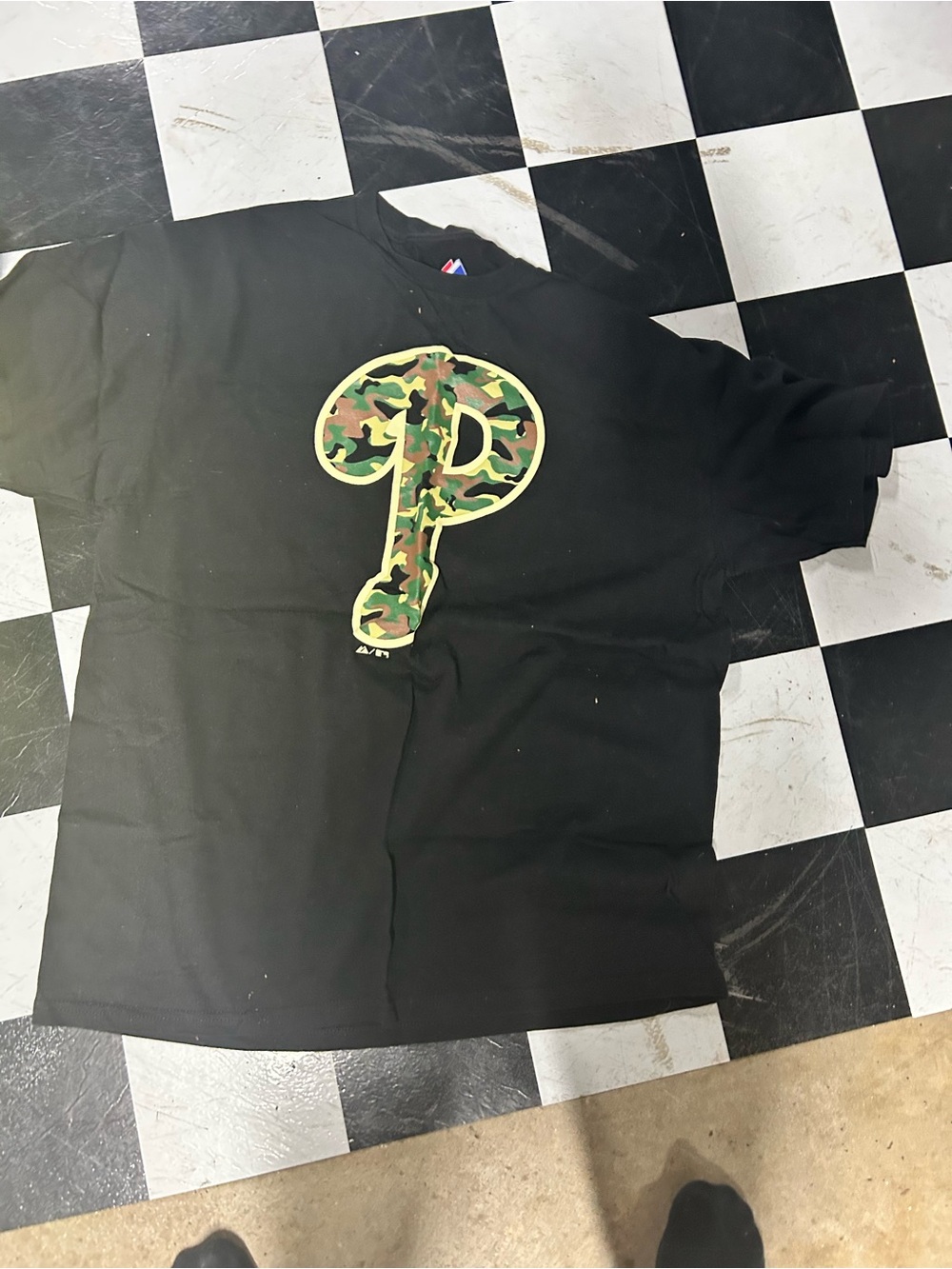Men’s Phillies shirt